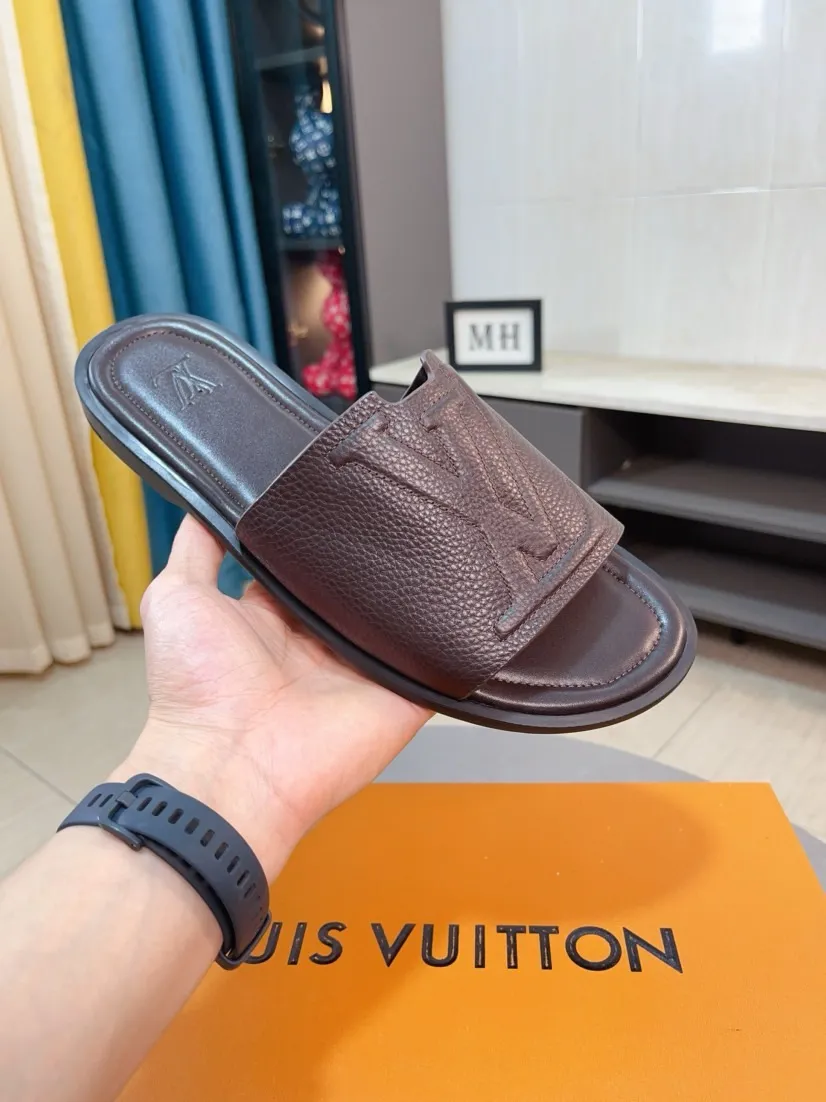 Men's shoes 💰340🌸🌸LV medium men's spring and summer slippers counter synchronization. The uppers are imported cowhide fabrics from Italy, logo graphics and high-quality craftsmanship. Soles: original soles specially provided by the original factory. Exclusive molded soles are super comfortable. Original factory single goods. 🔍🔍High quality. You can enter and exit the counter at will. Welcome to compare. Size 38-45